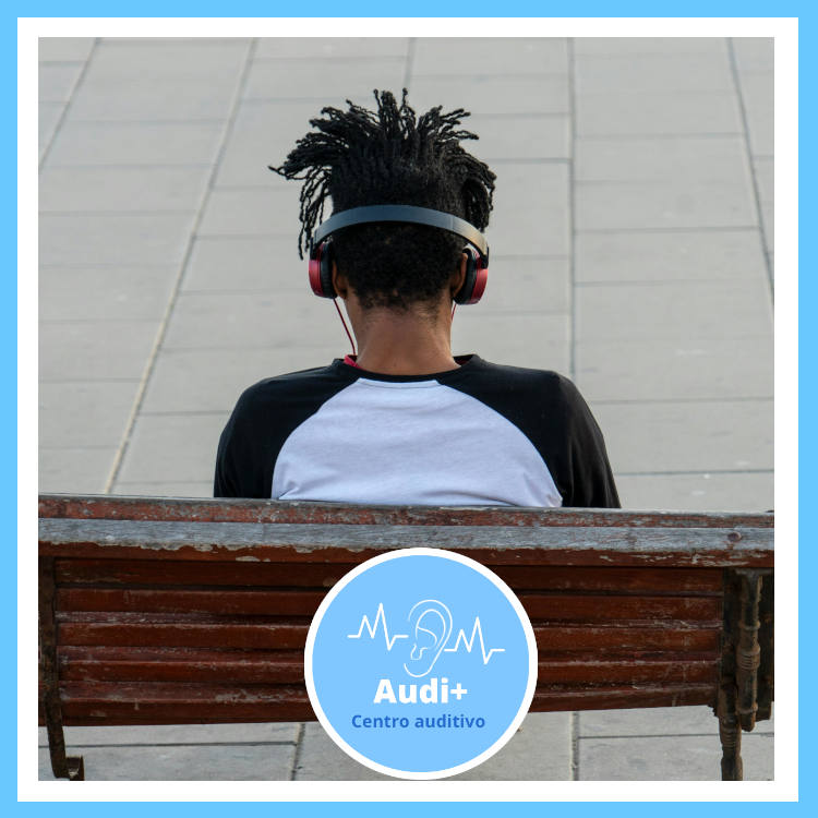 Chico escuchando música
