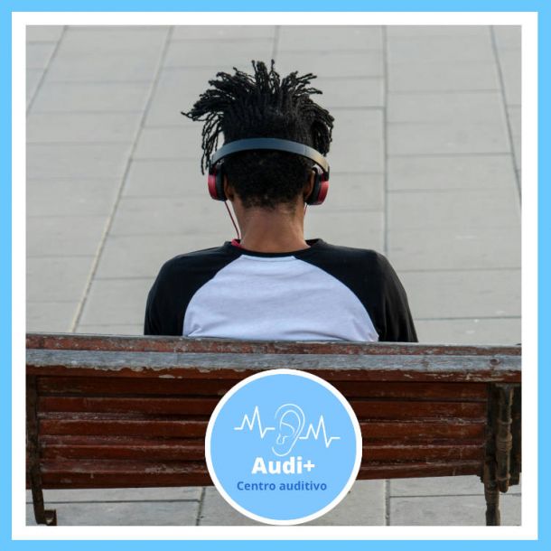 Chico escuchando música