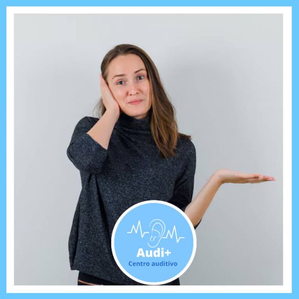 Mujer con la mano en el oído