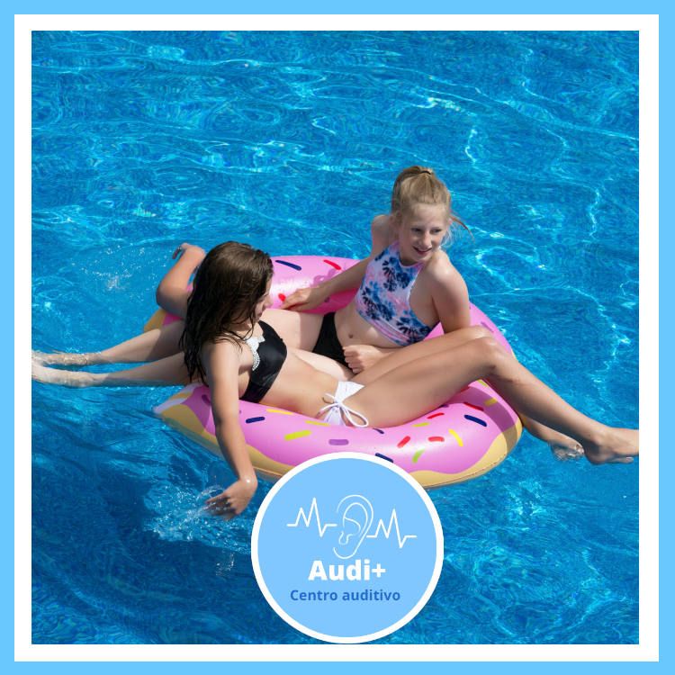 Niñas en la piscina